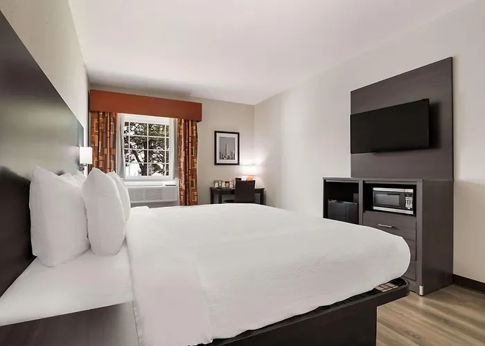 Quality I-44 Hotel 4*